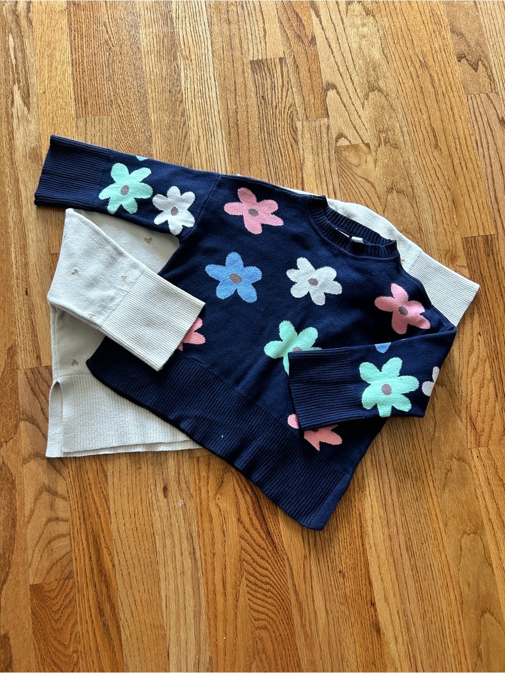 GAP Kids Girls Sweater Lot Size 4/5 🌸💛 Floral & Heart Knit Pullovers Set of 2